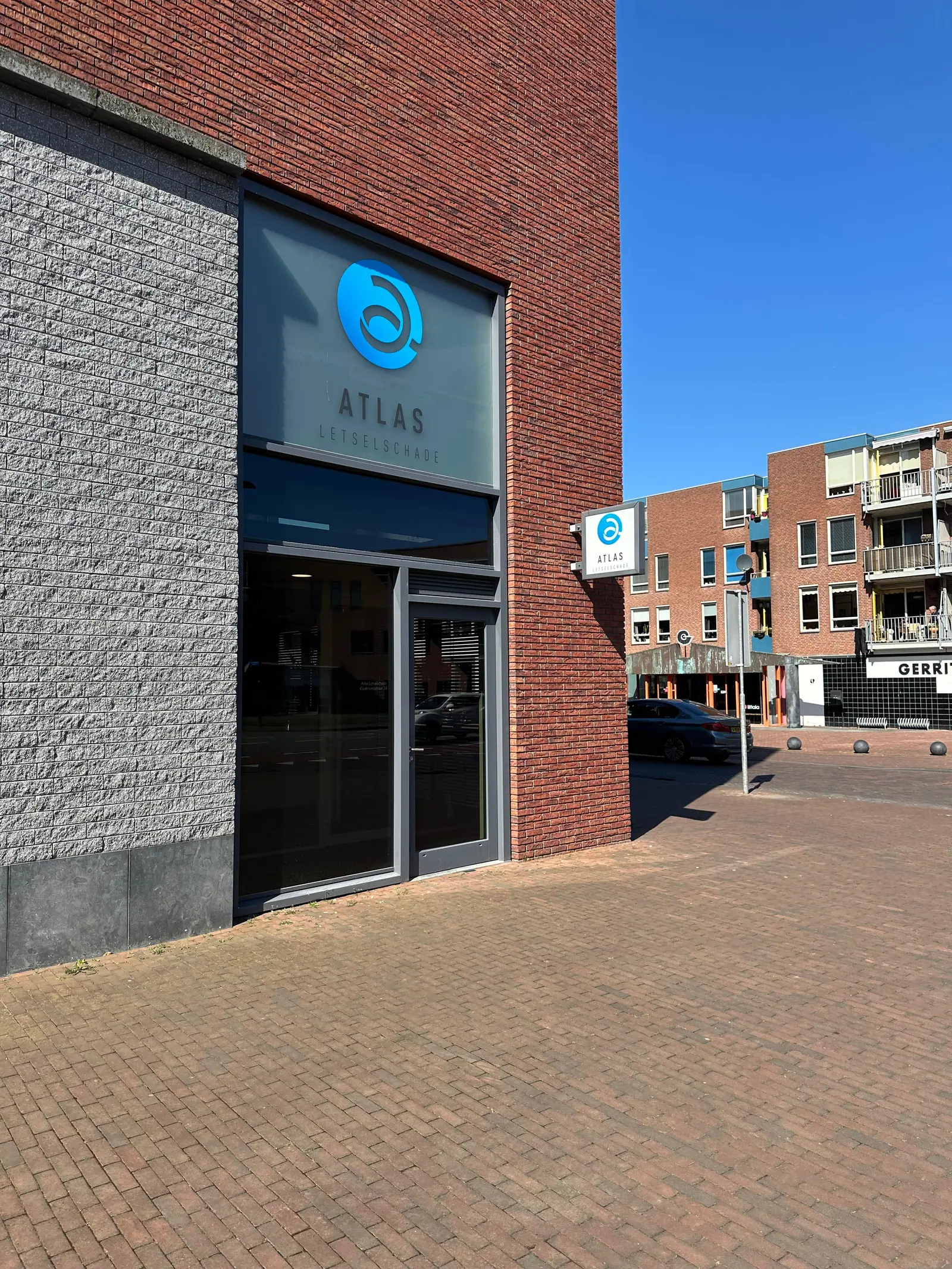 De ingang van Atlas Letselschade aan de Kloekhorststraat 34 in Assen, met het logo boven de deur
